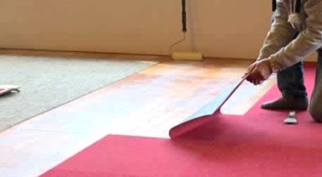 古い赤のカーペットをはがし…